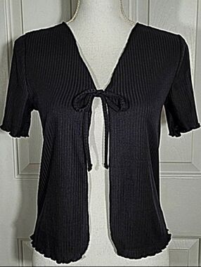 NWT Black Ribbed Open Front Short Sleeve Top with Ruffle Edging Size Large